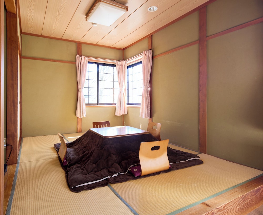 ファミリー 4 人部屋 1 ベッドルーム 禁煙 バレービュー 客室1 | カナリアンホテル