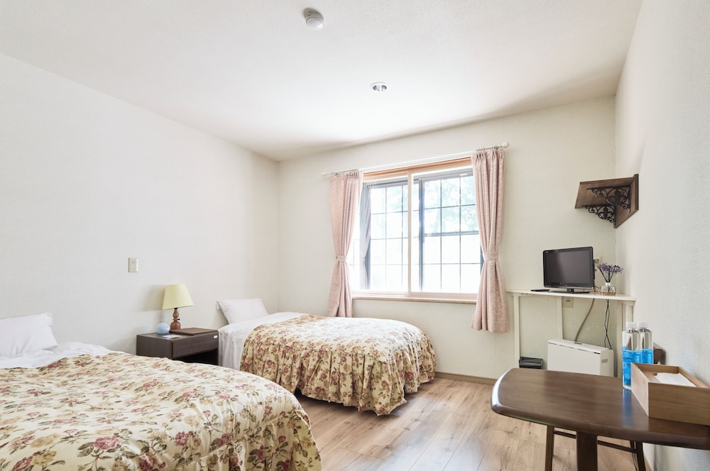 ベーシック ツインルーム シングルベッド 2 台 禁煙 専用バスルーム 客室1 | カナリアンホテル