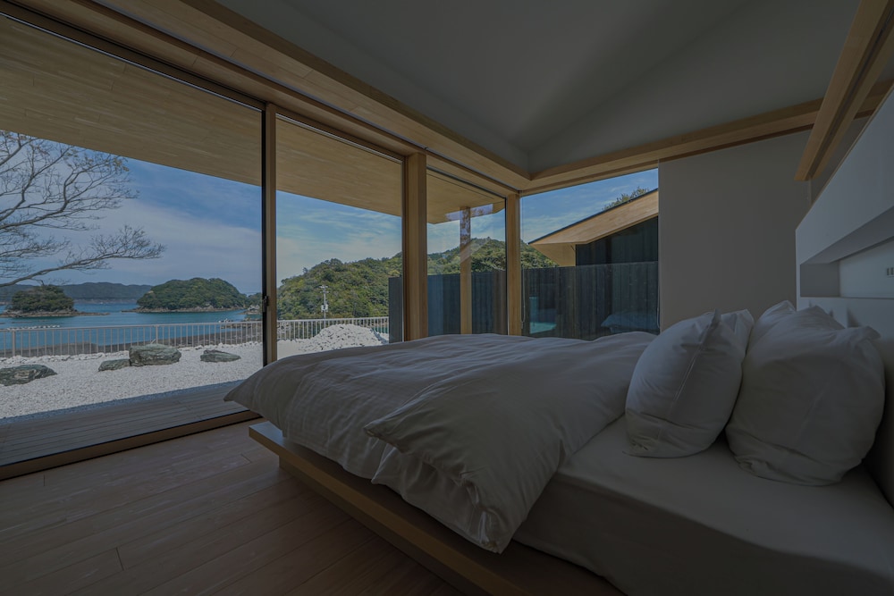 ラグジュアリー ヴィラ キングベッド 1 台 シービュー 客室1 | 星降る別邸WANASA