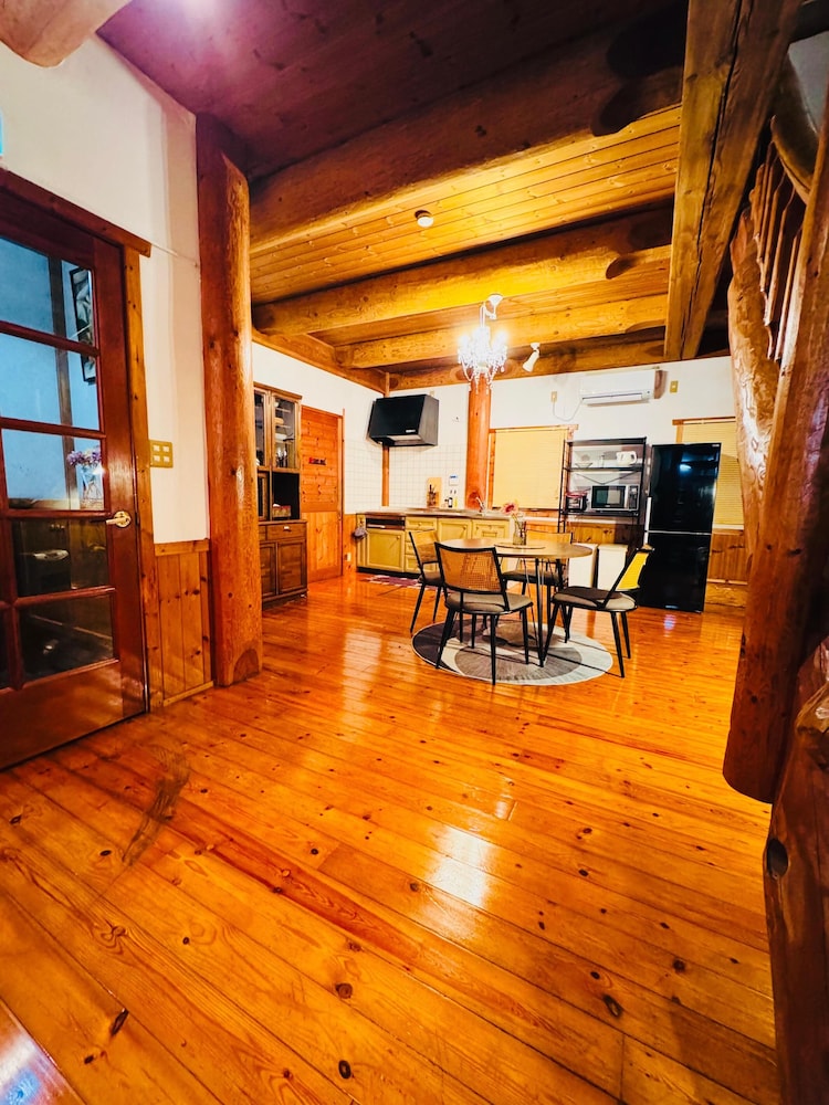 ファミリー ヴィラ リビング エリア3 | 湯布院 ログハウスの宿トムソーヤ