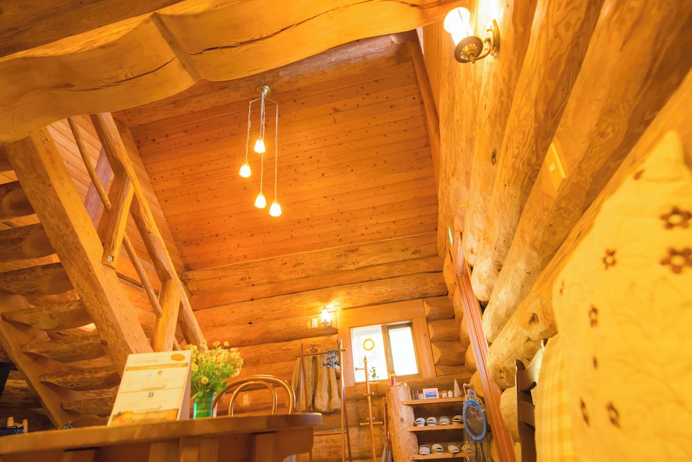 ファミリー コテージ 客室内のダイニングエリア0 | 湯布院 ログハウスの宿トムソーヤ