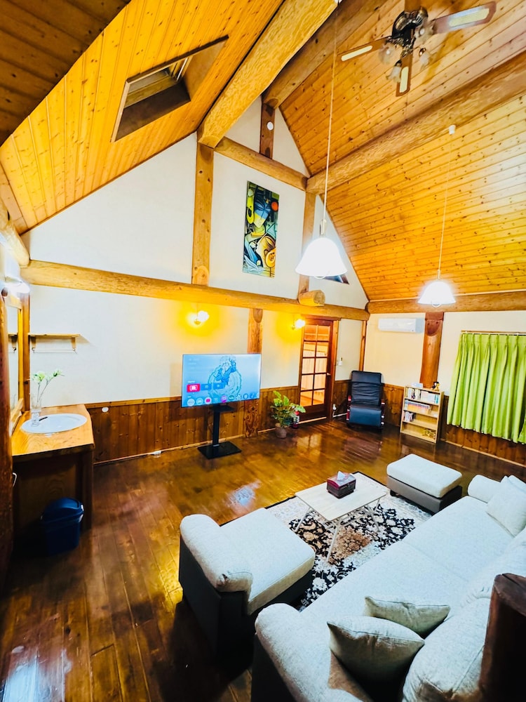 ファミリー ヴィラ リビング エリア1 | 湯布院 ログハウスの宿トムソーヤ