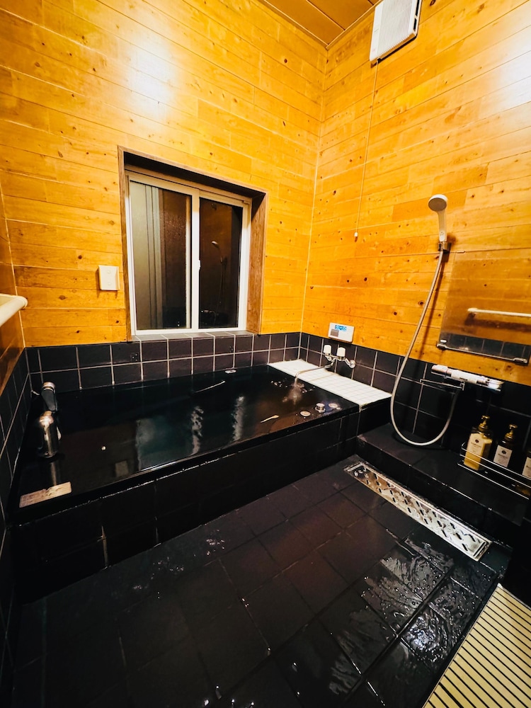 ファミリー ヴィラ バスルーム5 | 湯布院 ログハウスの宿トムソーヤ