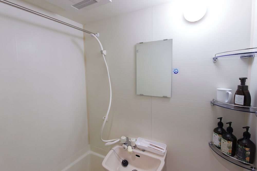 コンフォート 4 人部屋 ダブルベッド 2 台 バスルーム0 | IVORY 駅東