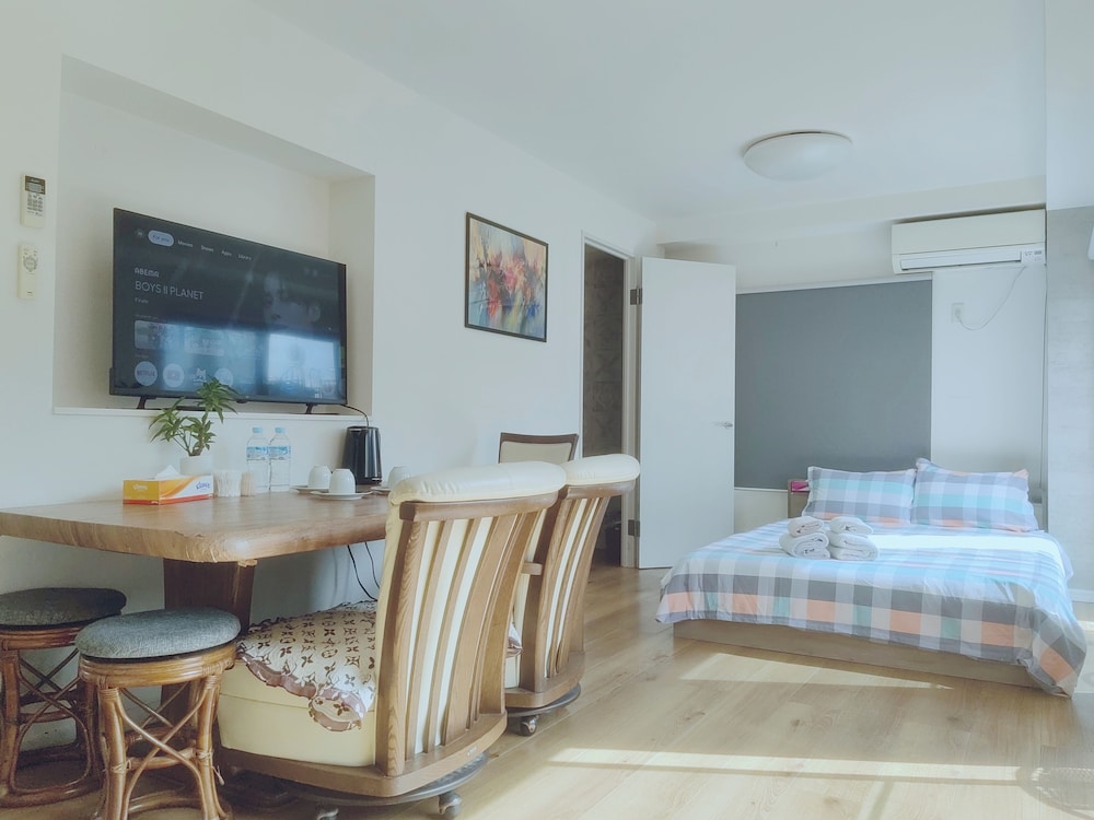 ファミリー アパートメント ダブルベッド 2 台 リビング エリア4 | WZNET梅屋敷