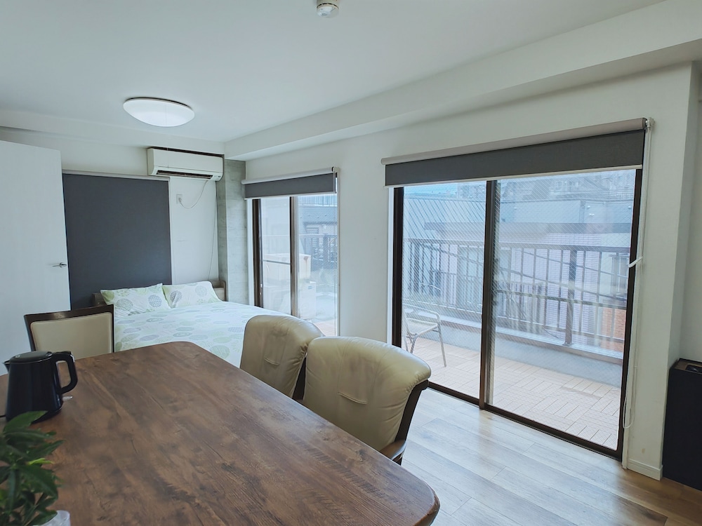 ファミリー アパートメント ダブルベッド 2 台 リビング エリア3 | WZNET梅屋敷