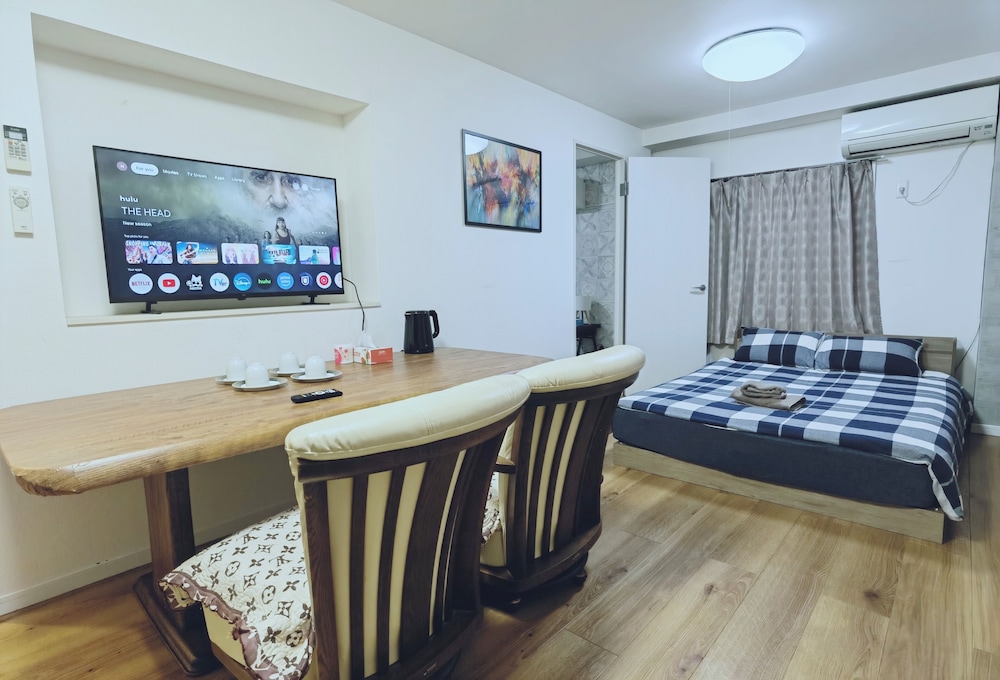 ファミリー アパートメント ダブルベッド 2 台 客室内のダイニングエリア0 | WZNET梅屋敷