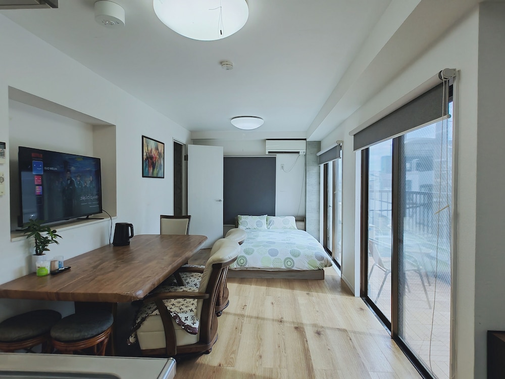 ファミリー アパートメント ダブルベッド 2 台 リビング エリア2 | WZNET梅屋敷