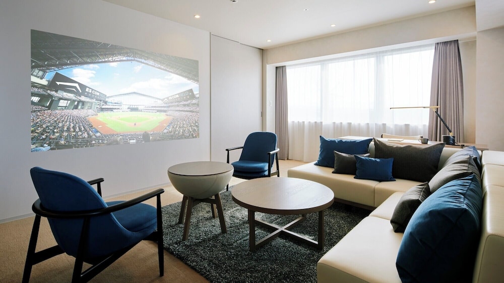 スターライトフロア スイート エスコンフィールドビュー リビング エリア1 | エスコンフィールドHOKKAIDOホテル 北広島駅前