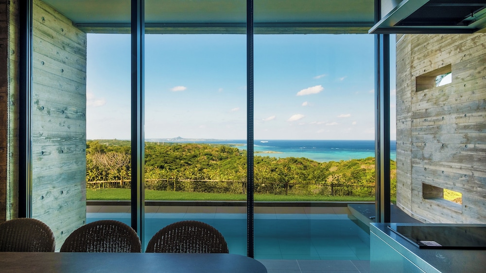 ラグジュアリー ヴィラ オーシャンビュー 客室内のダイニングエリア0 | ILUVIO Resort Motobu｜イルヴィオリゾートモトブ
