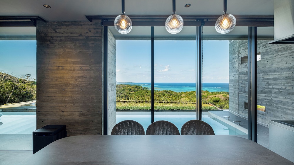 ラグジュアリー ヴィラ オーシャンビュー 客室内のダイニングエリア2 | ILUVIO Resort Motobu｜イルヴィオリゾートモトブ