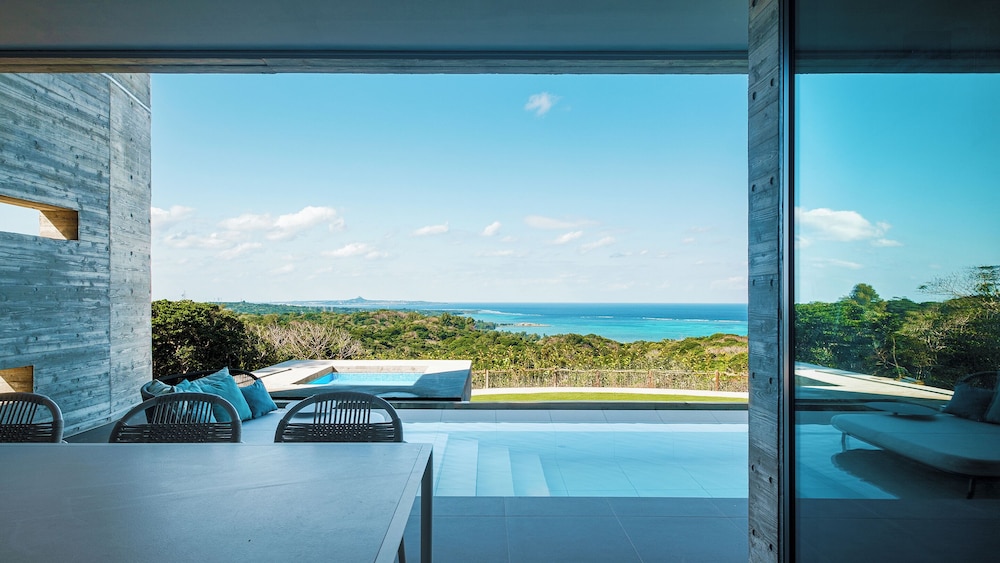 ラグジュアリー ヴィラ オーシャンビュー テラス / パティオ7 | ILUVIO Resort Motobu｜イルヴィオリゾートモトブ
