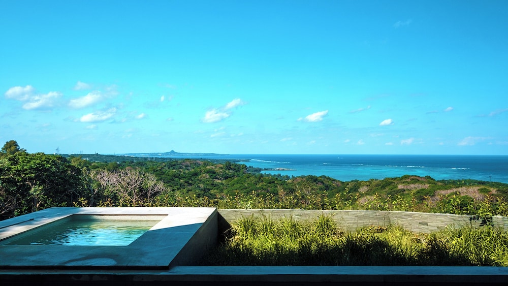 ラグジュアリー ヴィラ オーシャンビュー 部屋からの景観10 | ILUVIO Resort Motobu｜イルヴィオリゾートモトブ