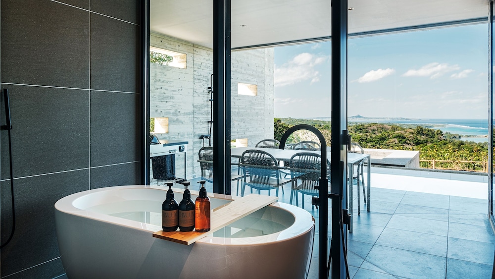 ラグジュアリー ヴィラ オーシャンビュー バスルーム0 | ILUVIO Resort Motobu｜イルヴィオリゾートモトブ
