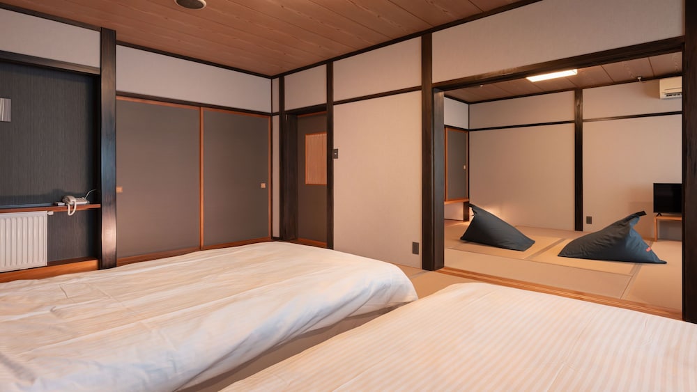 (禁煙)和室10畳+8畳<トイレ付バス無> 客室1 | おやど湯の季