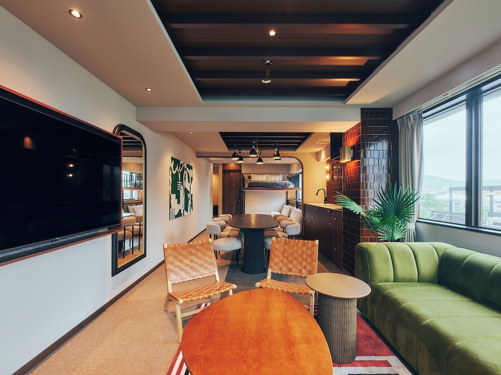 2階デラックスおまかせ（201・203・204号室） リビング エリア3 | スティッチホテル 京都