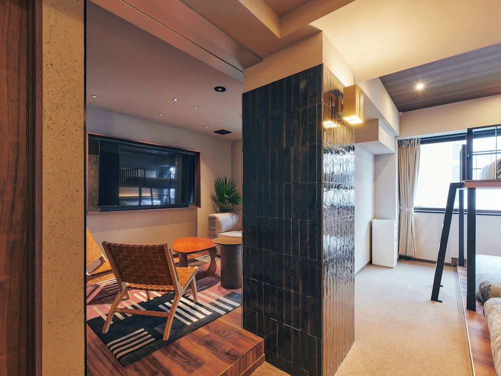 3階デラックスおまかせ(301・303・304号室) リビング エリア1 | STITCH HOTEL Kyoto