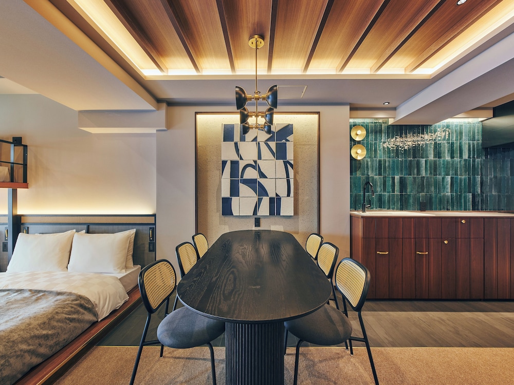 3階デラックスおまかせ(301・303・304号室) 客室内のダイニングエリア3 | STITCH HOTEL Kyoto