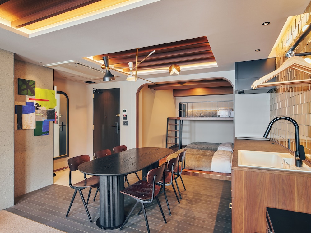 3階デラックスおまかせ(301・303・304号室) 客室内のダイニングエリア1 | STITCH HOTEL Kyoto