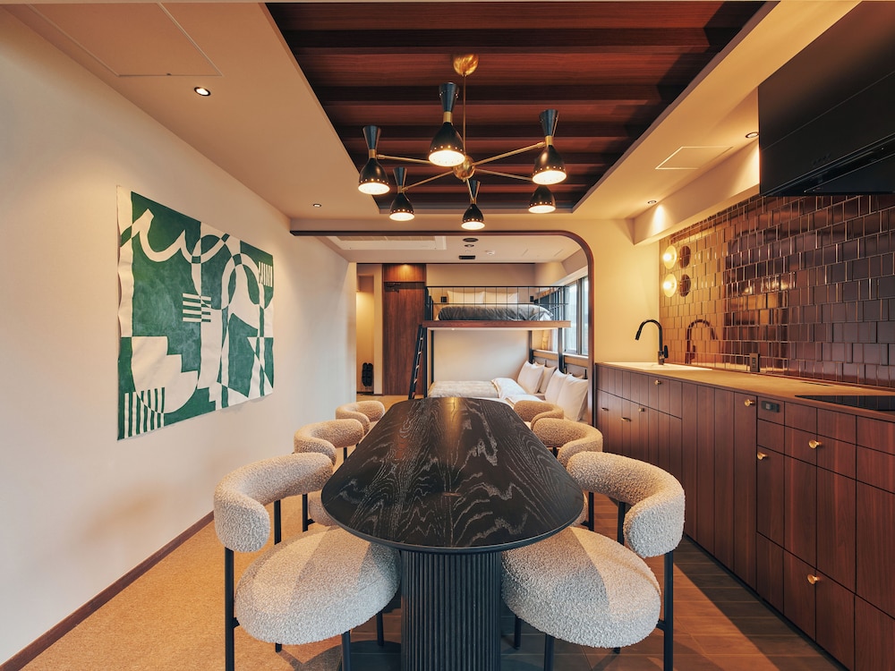 3階デラックスおまかせ(301・303・304号室) 客室内のダイニングエリア4 | STITCH HOTEL Kyoto