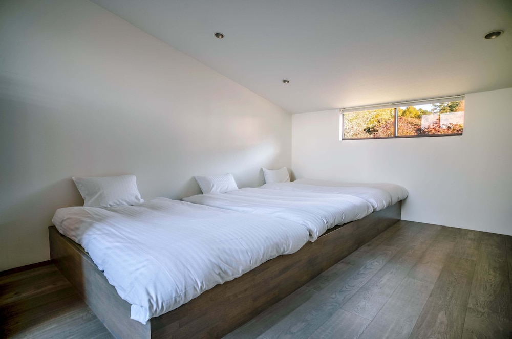 ラグジュアリー ヴィラ ベッドルーム (複数) ガーデンビュー 客室4 | SUKH KARUIZAWA