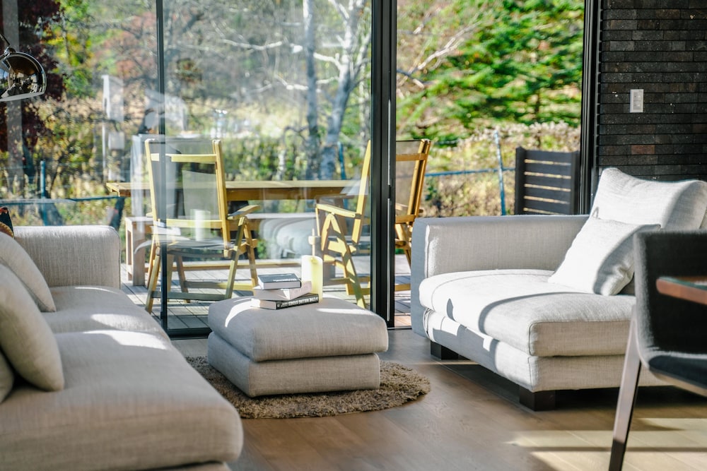 ラグジュアリー ヴィラ ベッドルーム (複数) ガーデンビュー リビング エリア2 | SUKH KARUIZAWA