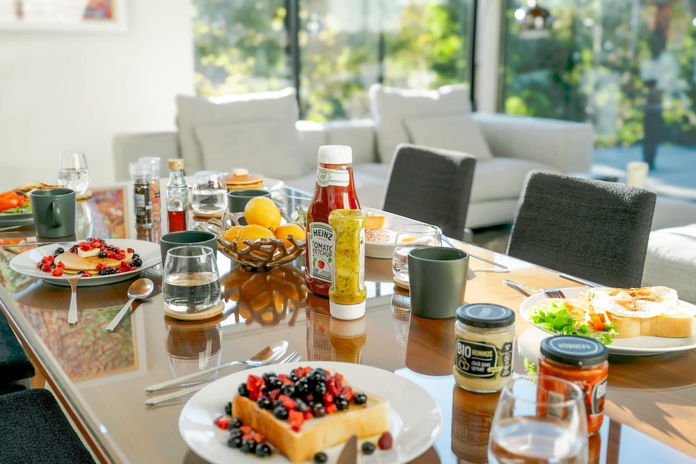 ラグジュアリー ヴィラ ベッドルーム (複数) ガーデンビュー 客室内のダイニングエリア2 | SUKH KARUIZAWA