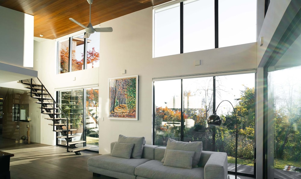 ラグジュアリー ヴィラ ベッドルーム (複数) ガーデンビュー リビング エリア1 | SUKH KARUIZAWA