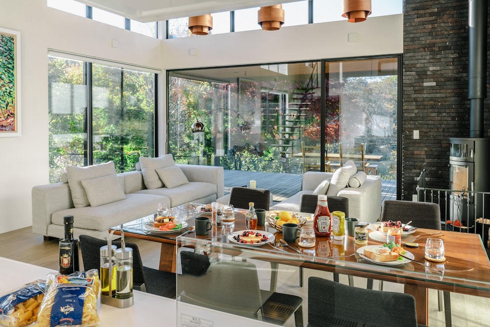 ラグジュアリー ヴィラ ベッドルーム (複数) ガーデンビュー 客室内のダイニングエリア1 | SUKH KARUIZAWA