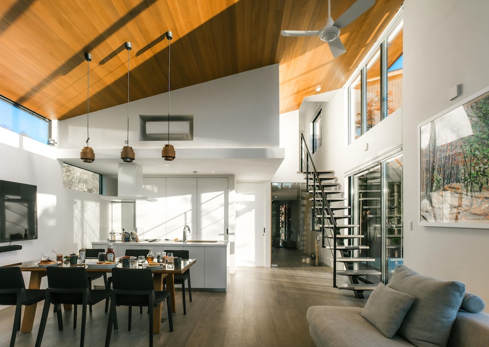 ラグジュアリー ヴィラ ベッドルーム (複数) ガーデンビュー 客室内のダイニングエリア0 | SUKH KARUIZAWA