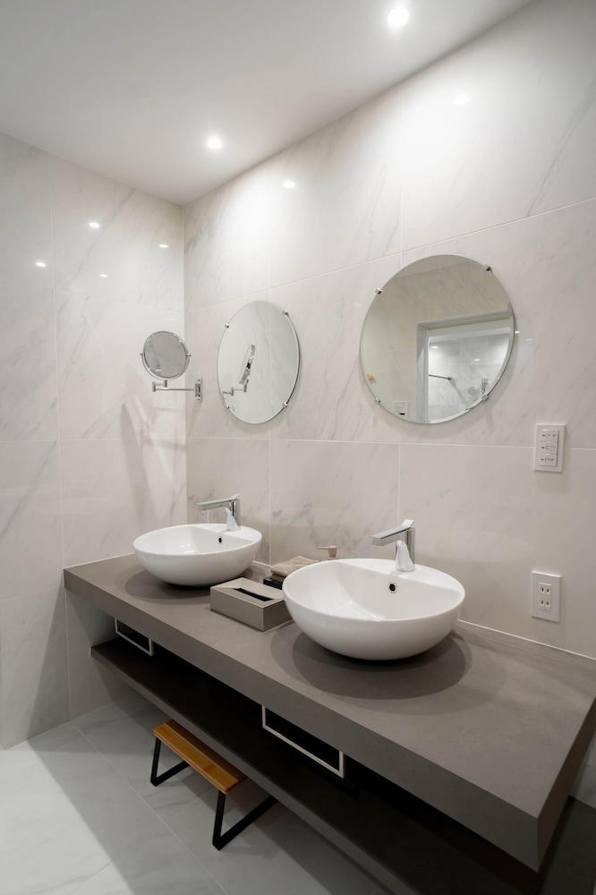 ラグジュアリー ヴィラ ベッドルーム (複数) ガーデンビュー バスルーム4 | SUKH KARUIZAWA