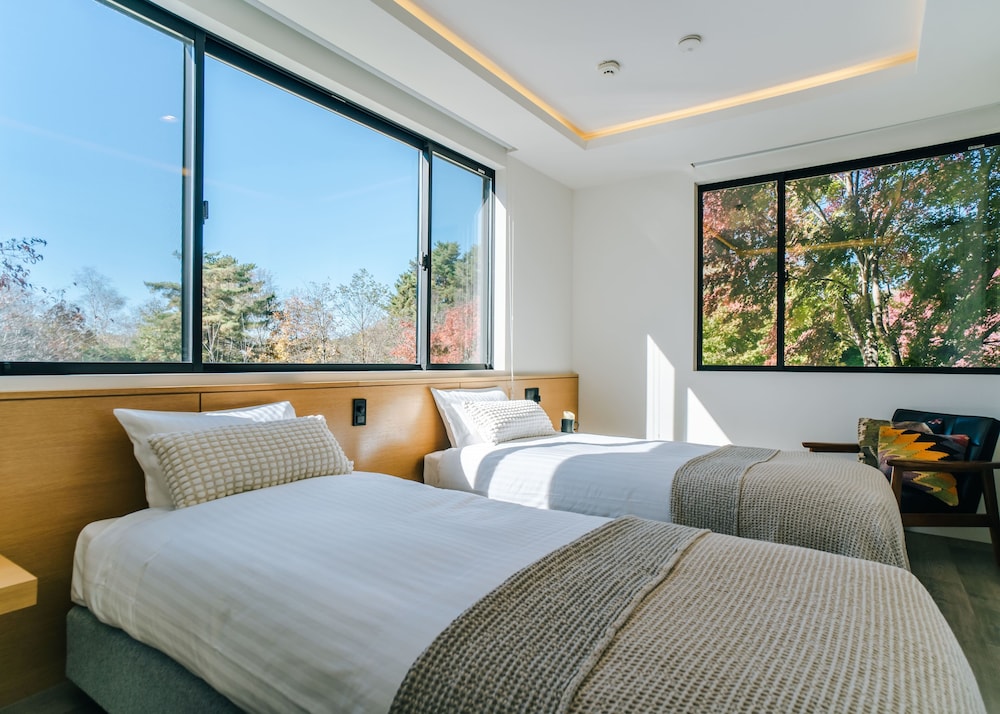 ラグジュアリー ヴィラ ベッドルーム (複数) ガーデンビュー 客室1 | SUKH KARUIZAWA