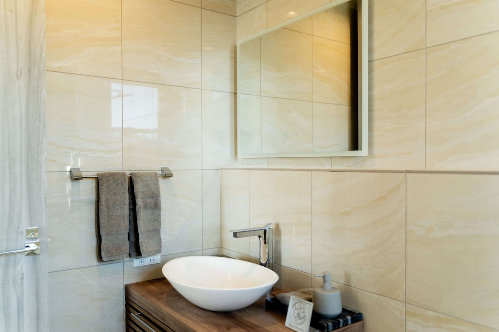 ラグジュアリー ヴィラ ベッドルーム (複数) ガーデンビュー バスルーム2 | SUKH KARUIZAWA