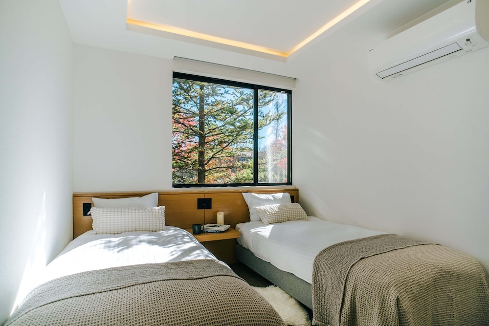 ラグジュアリー ヴィラ ベッドルーム (複数) ガーデンビュー 客室3 | SUKH KARUIZAWA