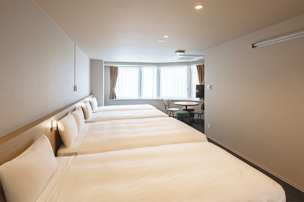 個室（4-5名）※シングルベッド+ダブルベッド/専用シャワールーム&トイレ 禁煙 客室1 | GRAND HOSTEL LDK 東京西葛西