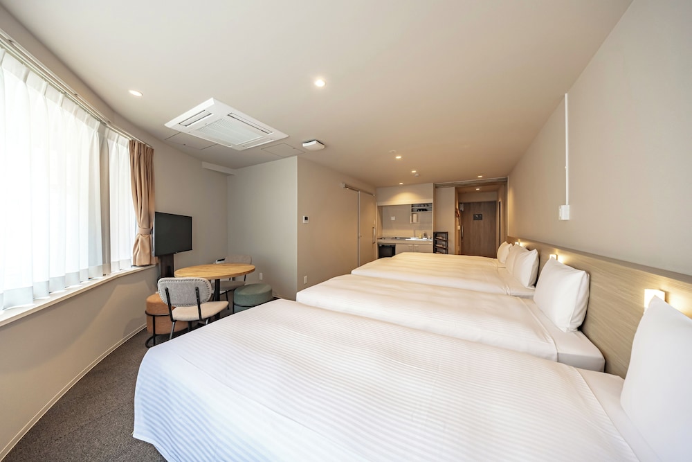 個室（4-5名）※シングルベッド+ダブルベッド/専用シャワールーム&トイレ 禁煙 客室2 | GRAND HOSTEL LDK 東京西葛西