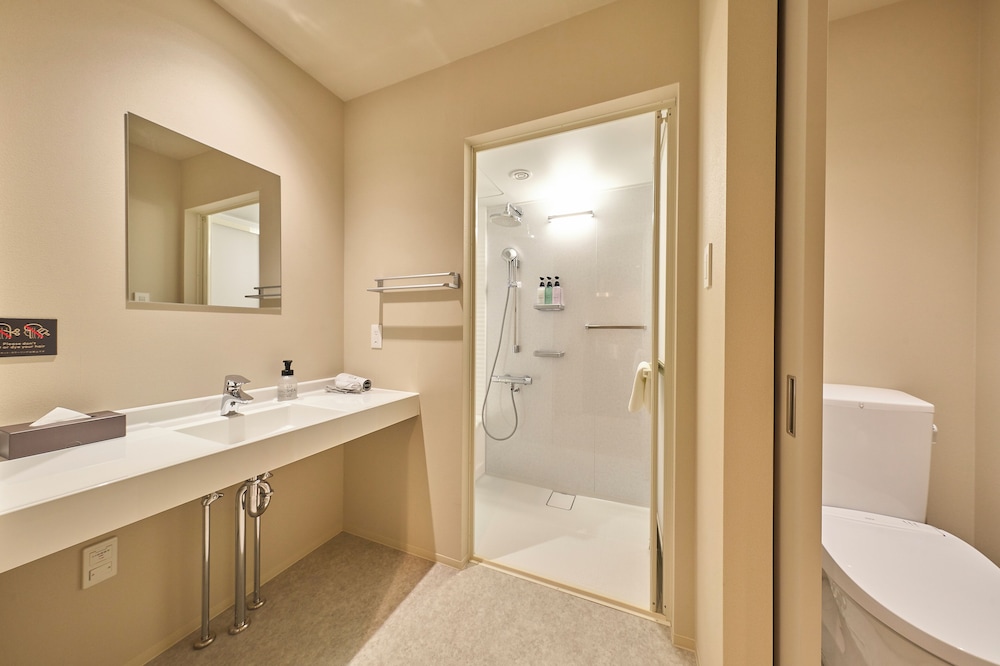 ファミリールーム（5-7名）/専用シャワールーム&トイレ 禁煙 バスルーム0 | GRAND HOSTEL LDK 東京西葛西