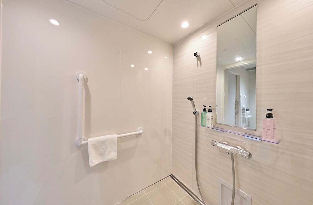 個室（4-5名）※シングルベッド+ダブルベッド/専用シャワールーム&トイレ 禁煙 バスルーム1 | GRAND HOSTEL LDK 東京西葛西