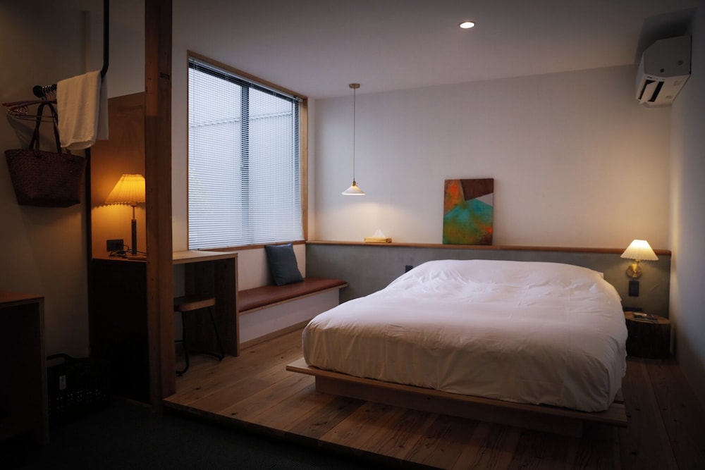 ダブルルーム 共用バスルーム 客室1 | Lemonsea Onomichi