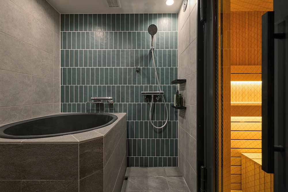 ツインルーム シティビュー (Sauna) バスルーム1 | BASE LAYER HOTEL