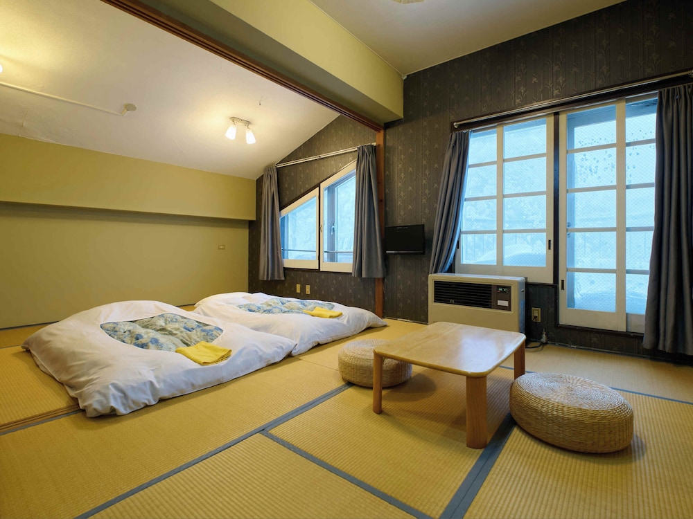 [禁煙] 和室1~4名様 バス・トイレ共用 | サンモリッツ