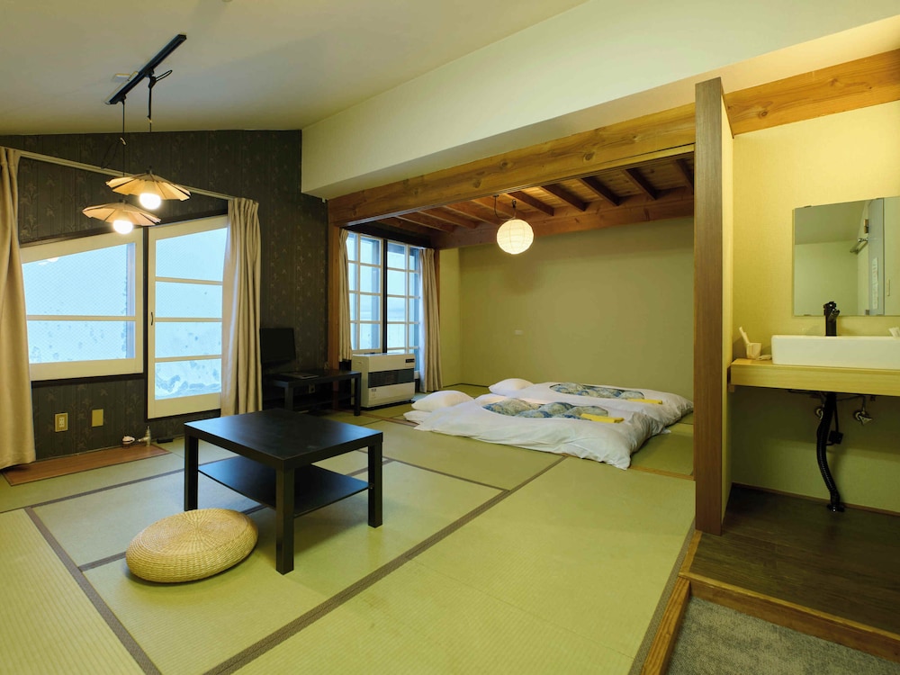 [禁煙] 和室1~6名様 バス・トイレ共用 客室3 | サンモリッツ