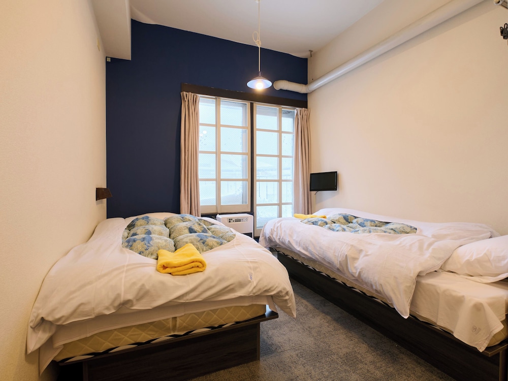 [禁煙] ツインルーム シャワーあり、バス・トイレ共用 | サンモリッツ