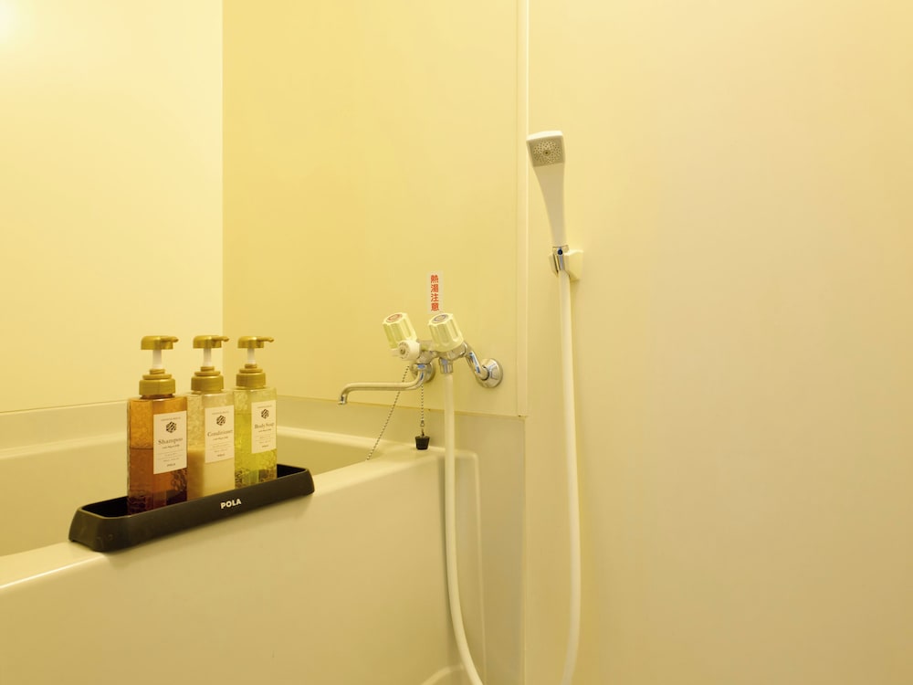 [禁煙] ツインルーム シャワーあり、バス・トイレ共用 バスルーム1 | サンモリッツ