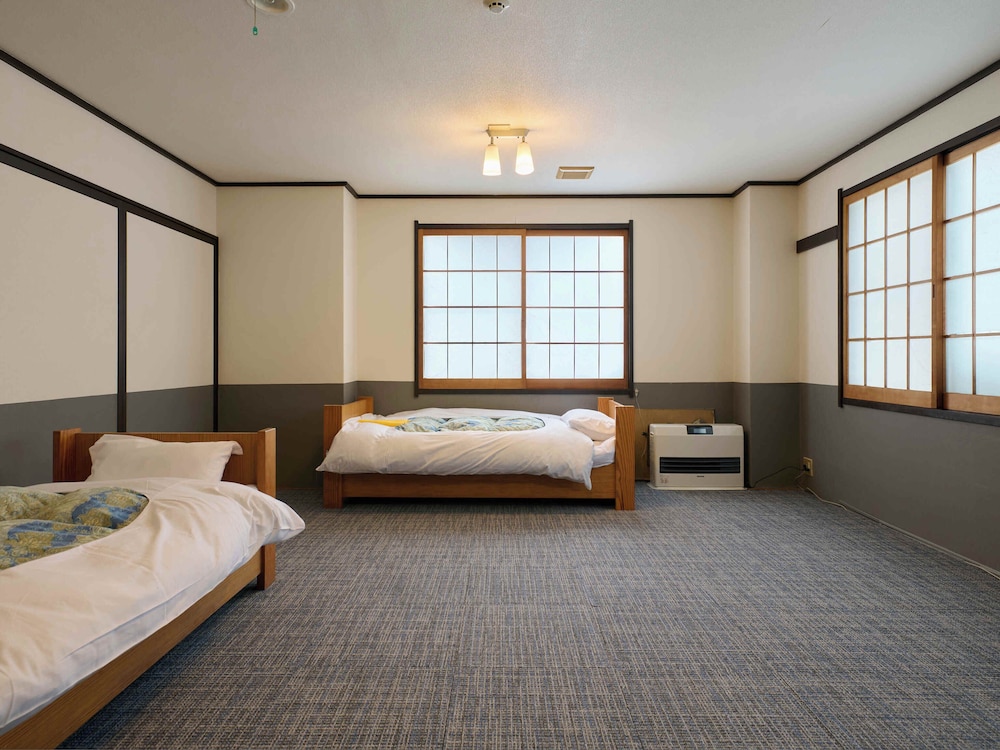 [禁煙] 和室1~8名様 バス・トイレ共用 客室3 | サンモリッツ