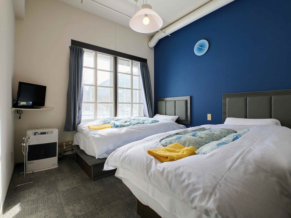 [禁煙] ツインルーム シャワー・トイレあり、バス共用 | サンモリッツ