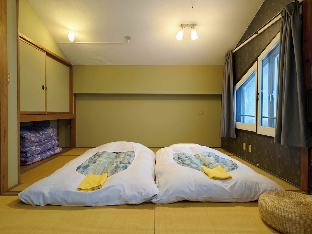 [禁煙] 和室1~4名様 バス・トイレ共用 客室2 | サンモリッツ