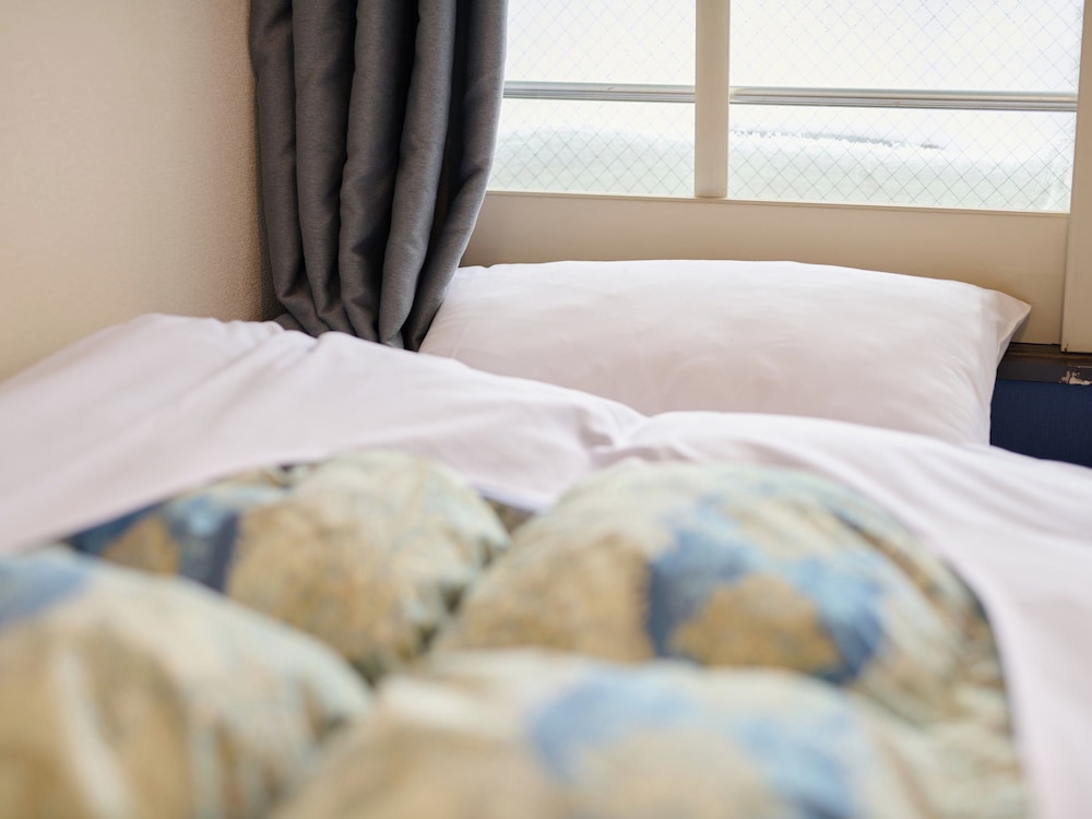 [禁煙] ツインルーム トイレあり、バス共用 客室4 | サンモリッツ