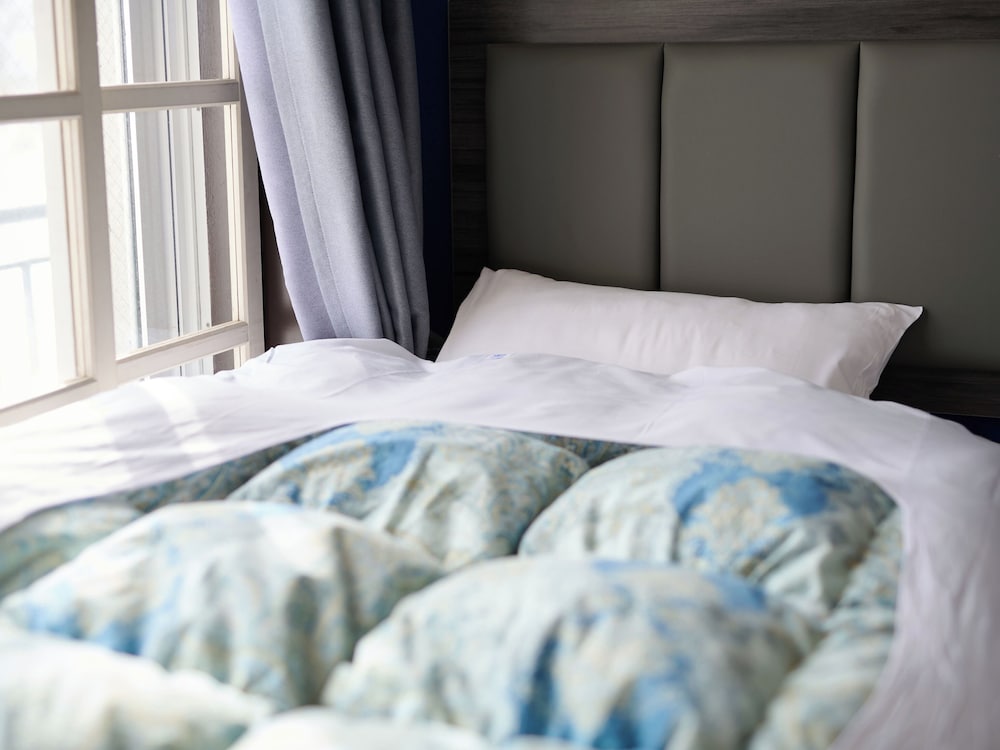 [禁煙] ツインルーム シャワー・トイレあり、バス共用 客室1 | サンモリッツ