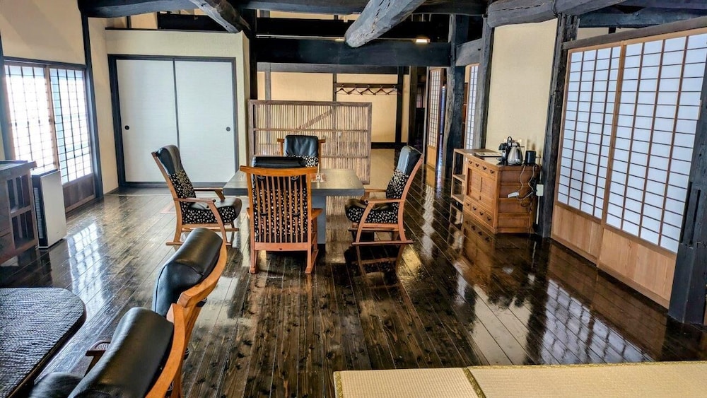 ヴィラ 2 ベッドルーム リビング エリア1 | 金山ヴィラ～KANOGAWA～